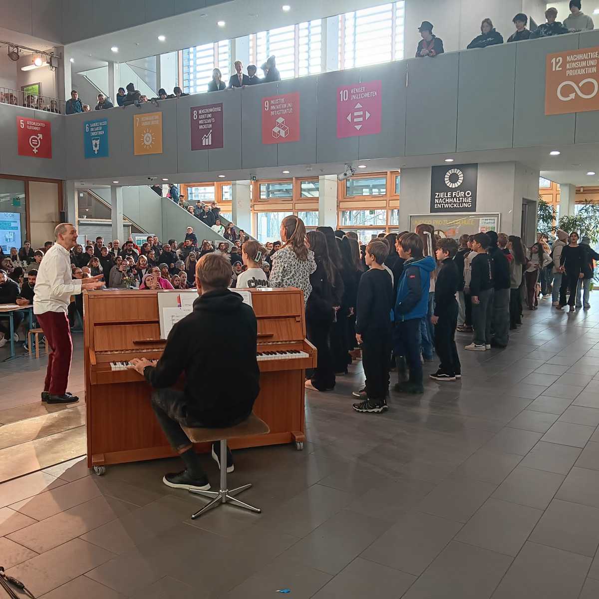 Tag-der-offenen-Tuer-2025-Chor-im-Atrium