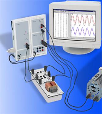Ein Computerbildschirm zeigt grafische Wellenformen. Daneben sind verschiedene elektronische Geräte und eine Platine mit Kabeln und Anschlüssen angeordnet. Die Geräte scheinen zur Durchführung von Experimenten oder Messungen in der Elektrotechnik oder Physik verwendet zu werden. Der Hintergrund ist blau.