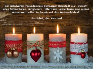 Drei dekorierte Kerzen mit roten Bändern und Weihnachtsschmuck stehen auf einem Holzuntergrund. Über den Kerzen steht der Text: 