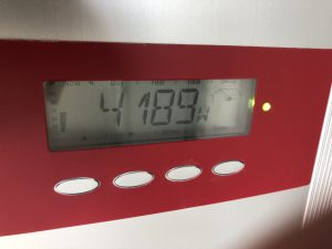 Display eines Geräts mit rotem Rahmen, das eine digitale Anzeige mit dem Wert 