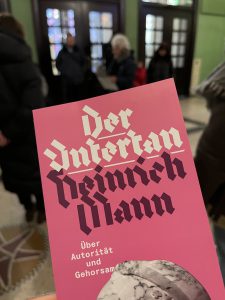 Ein pinkes Buchcover mit dem Titel 
