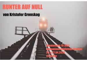 Das Bild zeigt eine dampfende Lokomotive, die auf Schienen fährt, umgeben von Nebel. Oben links befindet sich der Titel 