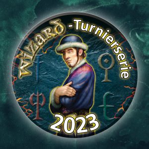 Rundes Emblem für die Wizard-Turnierserie 2023, das einen Zauberer in historischer Kleidung zeigt. Der Zauberer steht mit verschränkten Armen und hat einen nachdenklichen Gesichtsausdruck. Um ihn herum sind mystische Symbole und der Text 