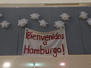 Ein Banner mit der Aufschrift 