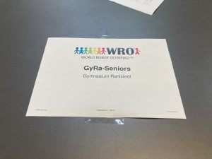 Ein Blatt Papier auf einem Tisch mit dem Titel 