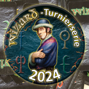 Rundes Logo der Wizard-Turnierserie 2024, mit einem Mann in einem blauen Gewand und einem Hut, der nachdenklich mit verschränkten Armen blickt. Der Hintergrund ist dunkel mit mystischen Symbolen. Der Text 