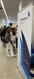 Ein Banner mit der Aufschrift 