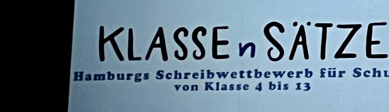 Text auf einem Plakat: "KLASSE n SÄTZE - Hamburg Schreibwettbewerb für Schulen von Klasse 4 bis 13".