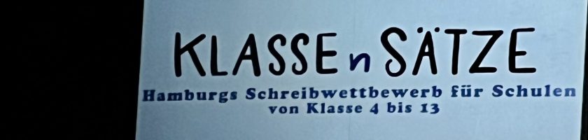 Text auf einem Plakat: "KLASSE n SÄTZE - Hamburg Schreibwettbewerb für Schulen von Klasse 4 bis 13".