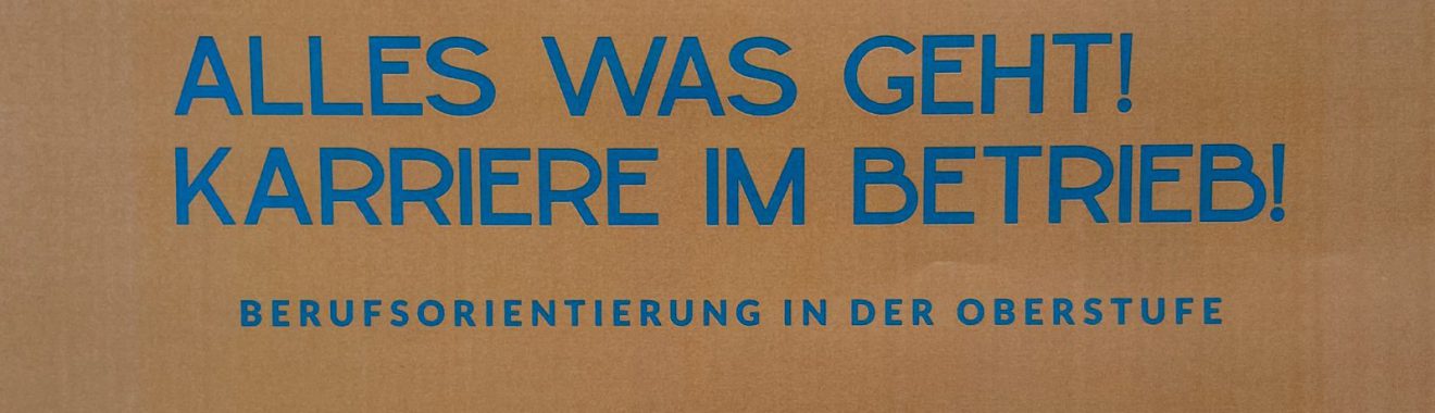 Ein orangefarbenes Schild mit blauem Text. Der Text lautet: "ALLES WAS GEHT! KARRIERE IM BETRIEB! BERUFSORIENTIERUNG IN DER OBERSTUFE."