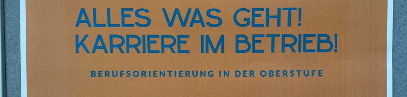 Ein orangefarbenes Schild mit blauem Text. Der Text lautet: "ALLES WAS GEHT! KARRIERE IM BETRIEB! BERUFSORIENTIERUNG IN DER OBERSTUFE."
