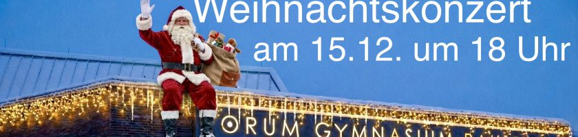 Weihnachtskonzert am 15.12. um 18 Uhr, mit einem Weihnachtsmann, der fröhlich winkt und einen Geschenkesack hält, vor einem festlich beleuchteten Gebäude.