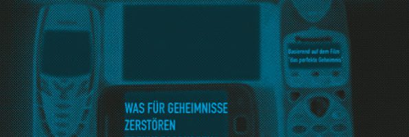 Eine digitale Anzeige mit einem großen, leeren Bildschirm in der Mitte, umgeben von Bedienelementen und Schaltflächen. Auf der rechten Seite befindet sich ein Textfeld mit einem Hinweis oder einer Nachricht. Die Farbgebung ist überwiegend in Blau- und Grautönen gehalten.