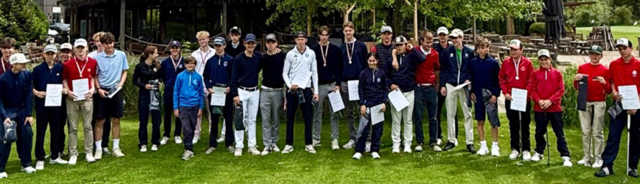 Gruppe von jungen Menschen, die auf einer grünen Wiese stehen. Sie tragen unterschiedliche sportliche Kleidung, hauptsächlich in Blau, Rot und Weiß. Einige halten Zertifikate oder Pokale in den Händen. Im Hintergrund sind Bäume und eine Gebäudeansicht sichtbar. Die Atmosphäre wirkt freundlich und festlich.