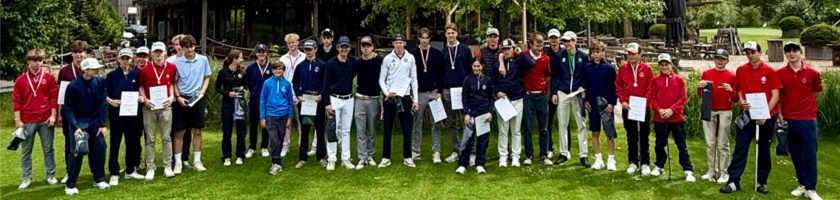 Gruppe von jungen Menschen, die auf einer grünen Wiese stehen. Sie tragen unterschiedliche sportliche Kleidung, hauptsächlich in Blau, Rot und Weiß. Einige halten Zertifikate oder Pokale in den Händen. Im Hintergrund sind Bäume und eine Gebäudeansicht sichtbar. Die Atmosphäre wirkt freundlich und festlich.