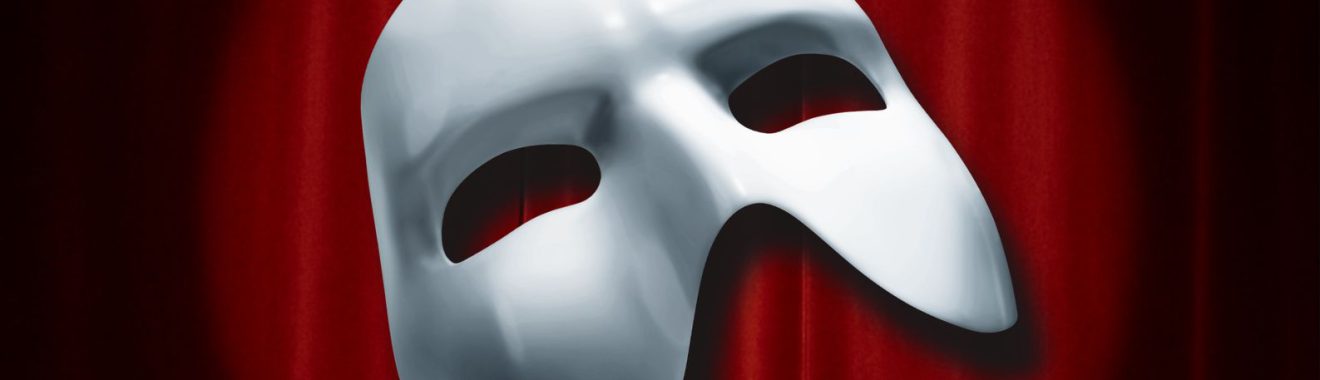 Plakat für das Theaterstück "Phantom der Oper". Es zeigt eine weiße Maske vor einem roten Hintergrund. Darunter stehen die Informationen zum Stück: Titel, Autoren, Aufführungsort (Forum Gymnasium Rahlstedt), Daten (15./16.06.26), Uhrzeit (18:00) und die Hinweis auf die Darbietung durch Internationality S2. Außerdem steht der Satz: "Fear the mask. Follow the music."