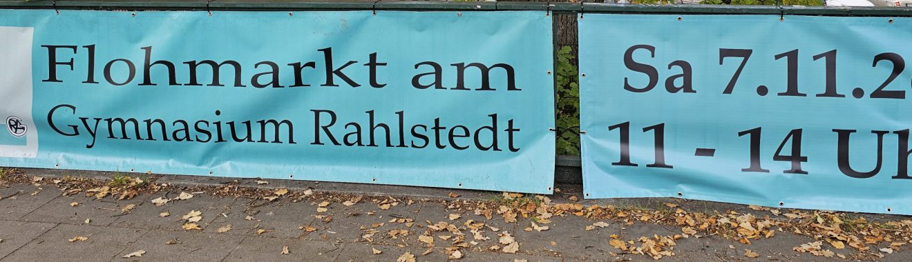 Banner mit der Aufschrift "Flohmarkt am Gymnasium Rahlstedt" und dem Datum "Sa 7.11.26" sowie der Uhrzeit "11 - 14 Uhr". Der Hintergrund ist hellblau.